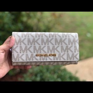 MICHAEL KORS JET SET TRAVEL PVC FLAP WALLET